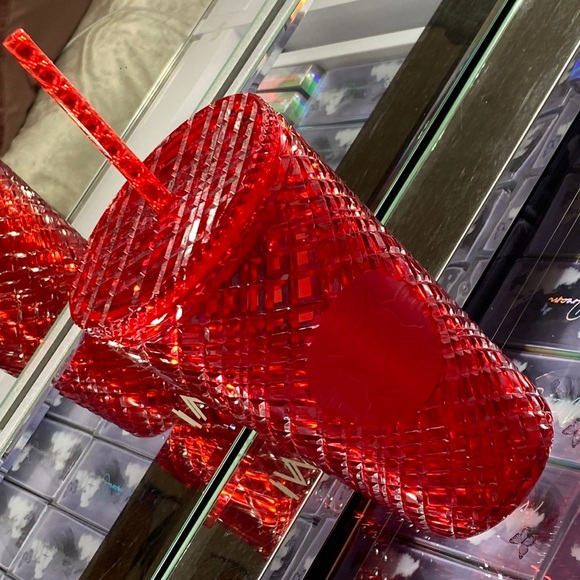 New Starbucks grande cup red - Picture 1 of 3